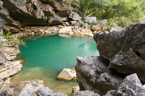 Một hồ trong xanh màu lục bảo lọt thỏm giữa bạt ngàn cây rừng thuộc hệ thống hang động Tú Làn